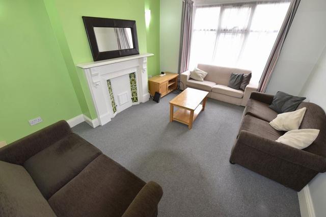 4 bed house — Hessle Avenue - 4 Bed, Hyde Park