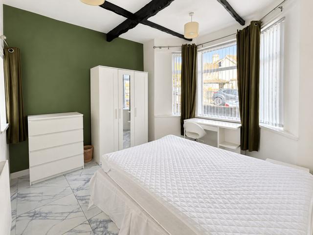 5 bed house — Stow Hill, Treforest