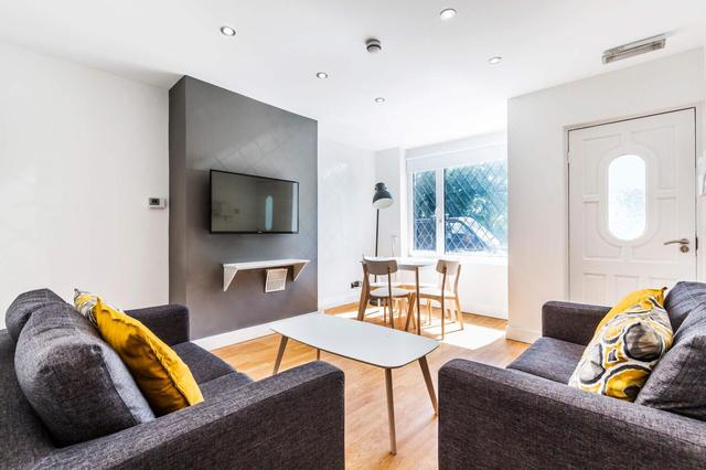 4 bed house — Hartley Crescent, Woodhouse