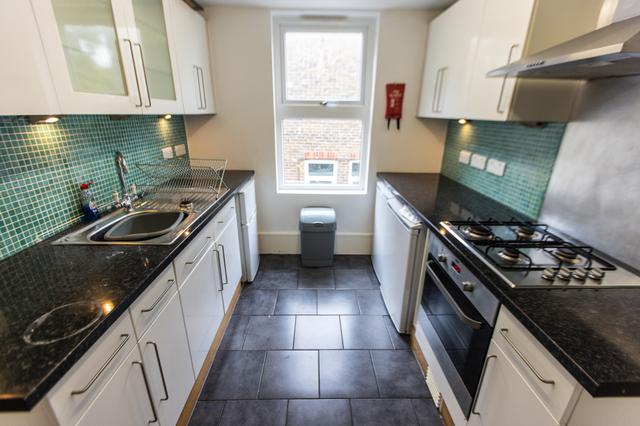 5 bed house — Ditchling Road, Preston