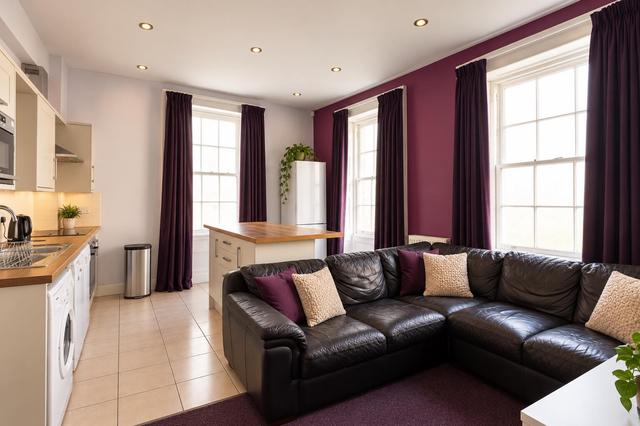 4 bed apartment — St James' Terrace, City Centre