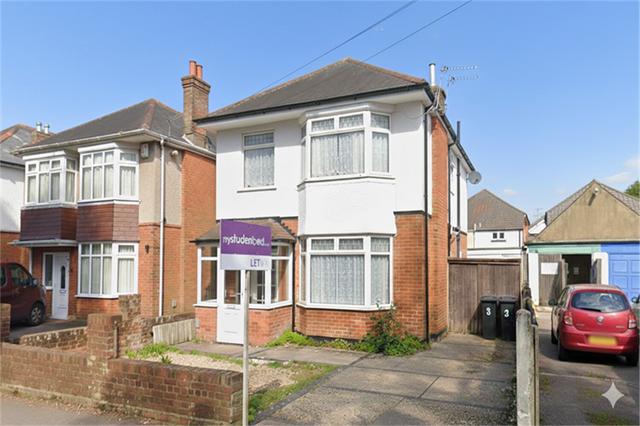 4 bed house — Vicarage Road, Winton