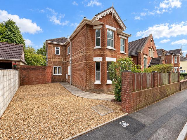 6 bed house — Alton Road, Winton