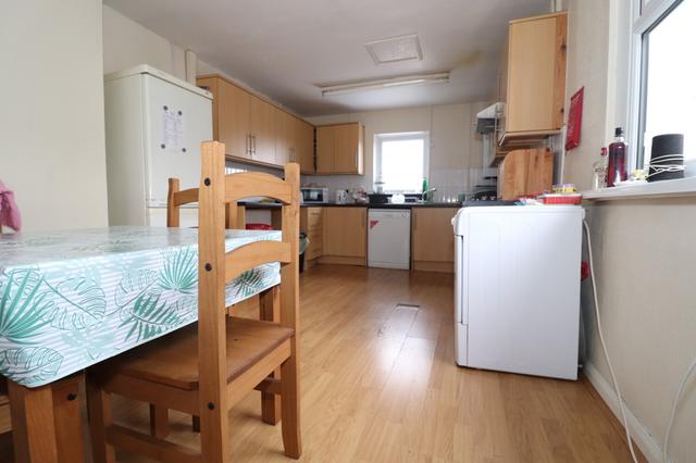 3 bed apartment — Woodville Road, Cathays