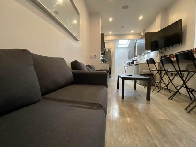 5 bed house — Furness Road, Fallowfield