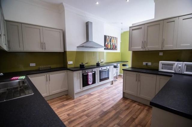7 bed house — Newbould Lane, Broomhill