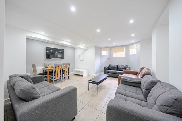 8 bed house — Headingley Avenue Leeds, Headingley