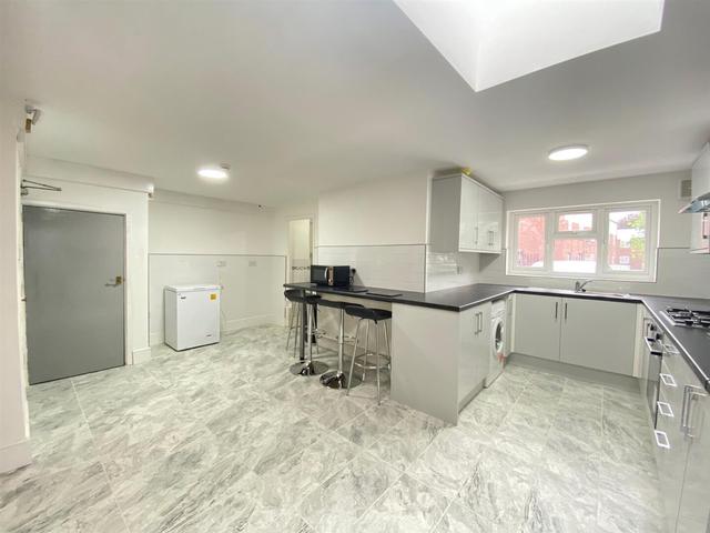 6 bed house — Duffield Road, Darley