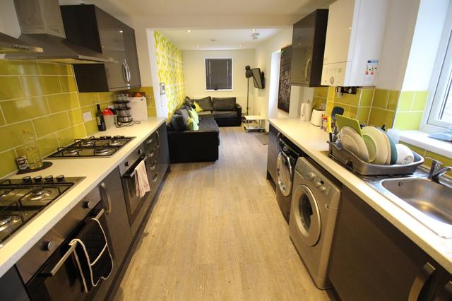 6 bed house — Harriet Street, Cathays
