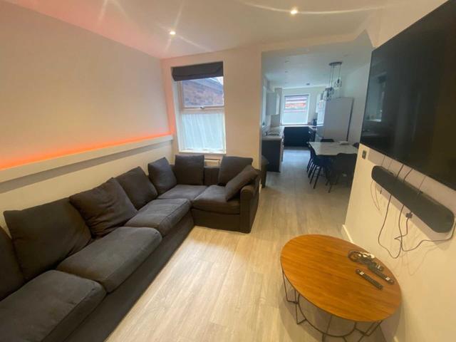 6 bed house — Langley Road, Fallowfield