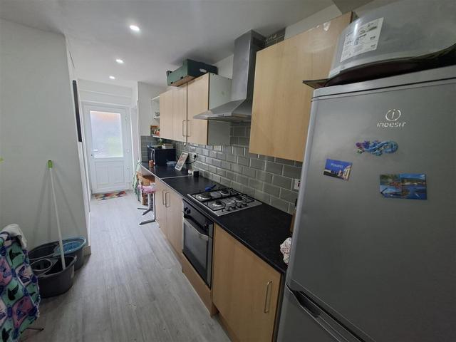 2 bed apartment — Mackintosh Place, Roath