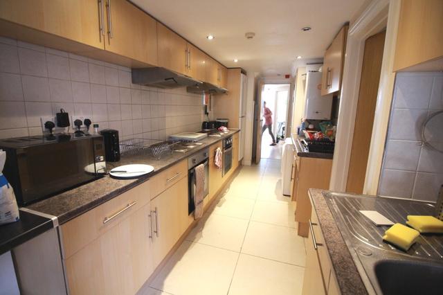 7 bed house — Minny Street, Cathays
