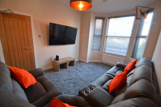 6 bed house — Hartley Crescent, Woodhouse