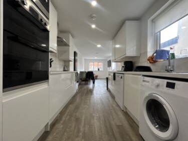 6 bed house — Minny Street, Cathays