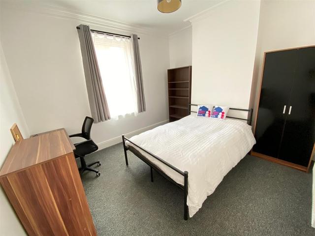 3 bed house — Stanley Street, Mackworth