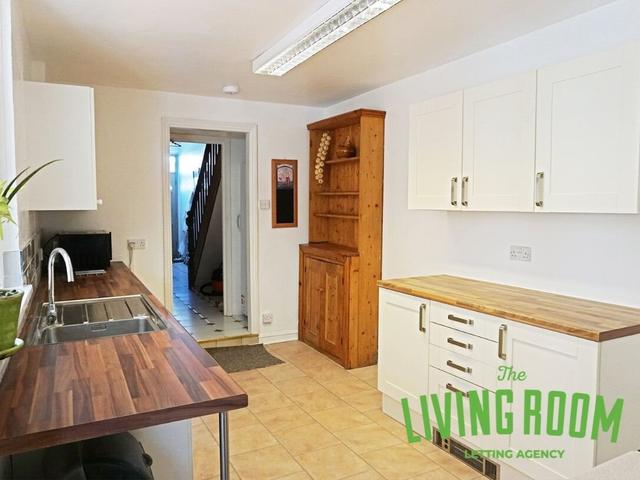 5 bed house — Flora Street, Cathays