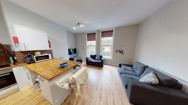 2 bed house — Victoria Road, Hyde Park