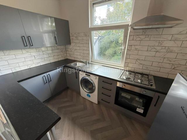 3 bed apartment — Claude Road Roath, Roath