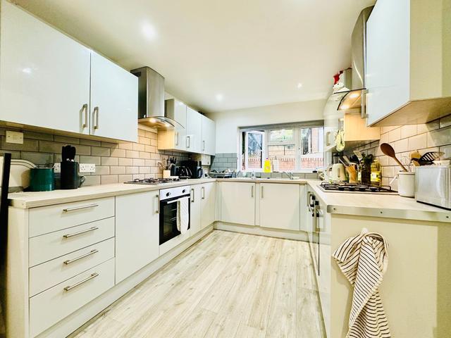 8 bed house — Harlaxton Drive, Lenton