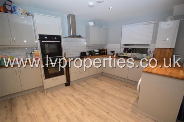 7 bed house — Burchett Place, Woodhouse