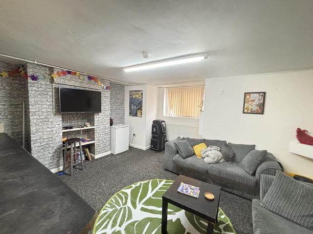 6 bed house — Cliff Mount, Woodhouse