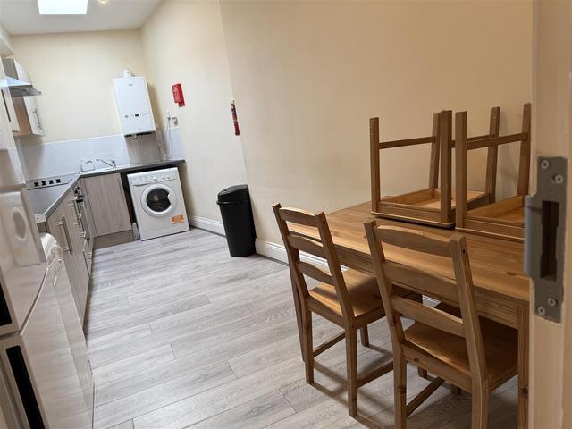 3 bed apartment — Brighton Grove, Fenham