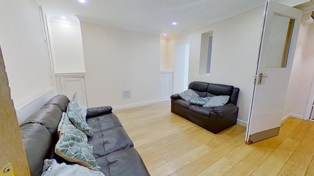 5 bed house — Llantwit Road, Treforest