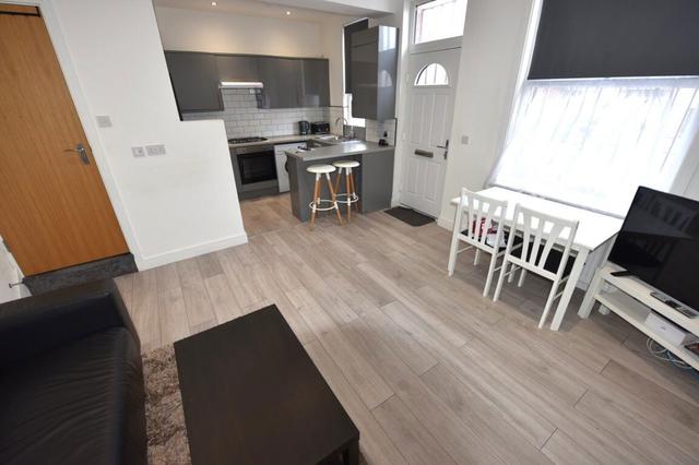 3 bed house — Glossop Street, Woodhouse