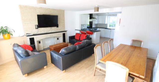 7 bed house — Eltham Rise, Woodhouse
