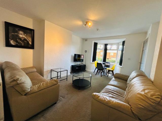 3 bed house — Poole Crescent, Harborne