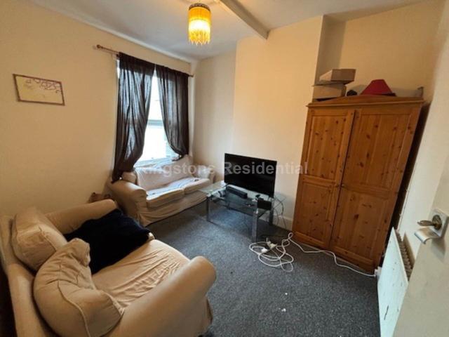3 bed apartment — Mackintosh Place Roath, Roath