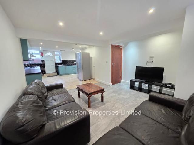 6 bed house — Cardigan Lane Leeds, Burley