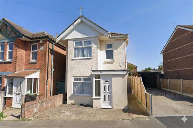 4 bed house — Bemister Road, Winton