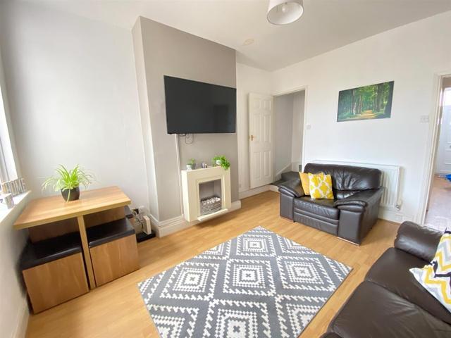 4 bed house — Stanley Street, Mackworth