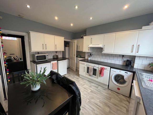 3 bed house — School View, Hyde Park