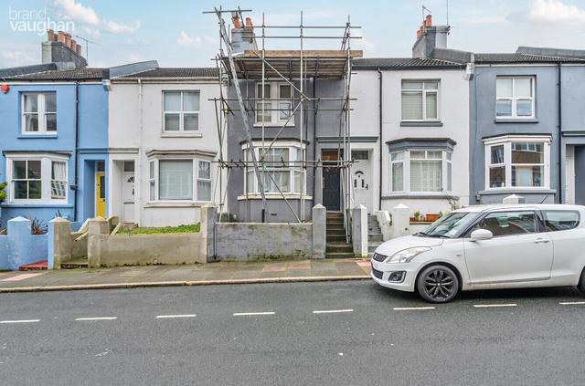 3 bed house — Dewe Road, Coombe Road