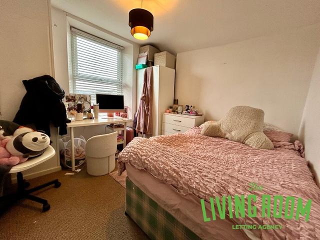 3 bed apartment — Mansel Street, City Centre