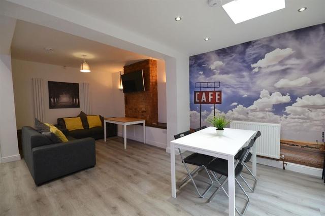 5 bed house — Lower Road, Beeston