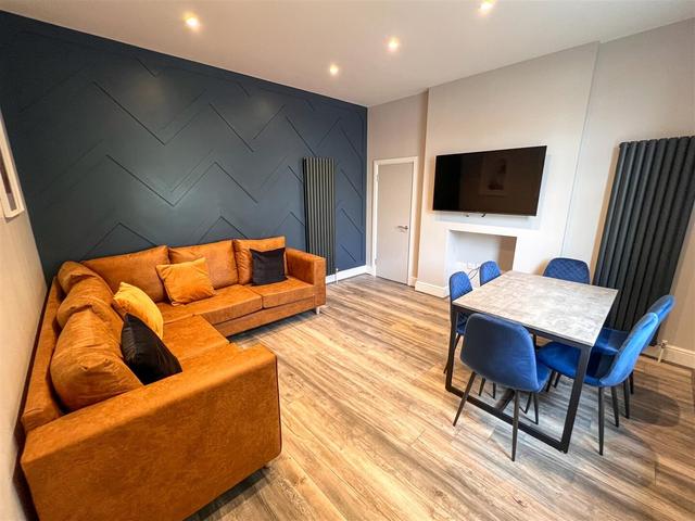 8 bed house — Filey Street, Broomhall