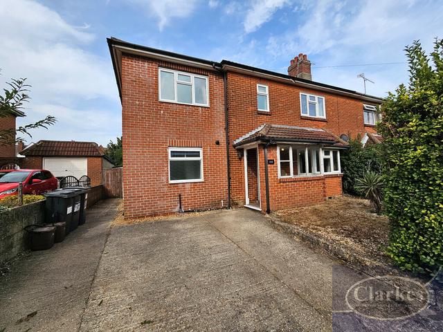 6 bed house — Castle Road, Winton