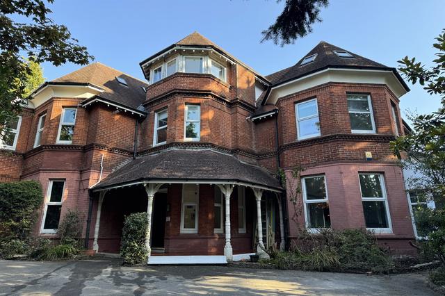 3 bed apartment — Meyrick Park, Winton