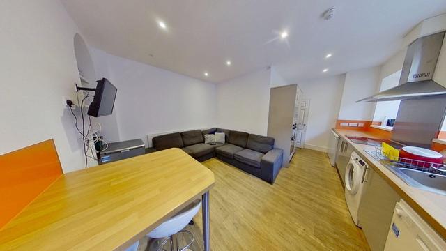 4 bed apartment — 13 St Peters Gate, City Centre