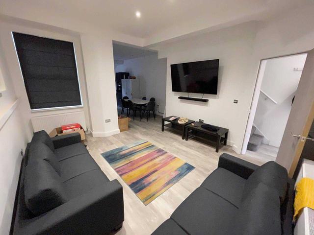 6 bed house — Furness Road, Fallowfield