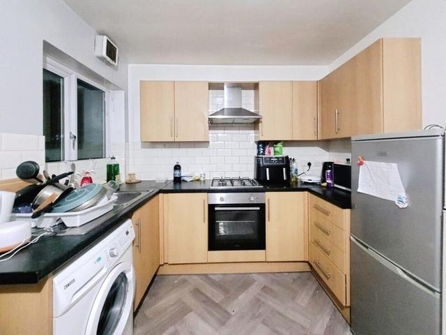 1 bed house — Kings Lane, Egham