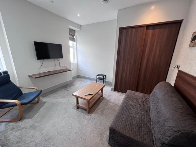 3 bed apartment — Eversley Road, Sketty