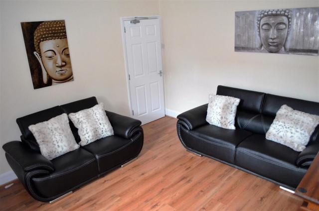 6 bed house — Holmside Place, Heaton