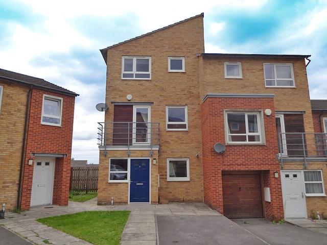 3 bed house — Park Grange Court, Norfolk Park