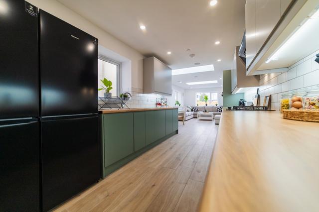 8 bed house — Maindy Road, Cathays