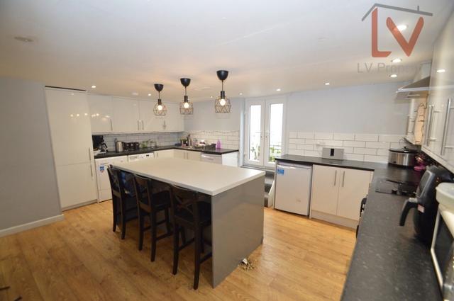 6 bed house — Kirkstall Lane, Headingley