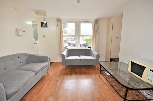 3 bed house — Hollybank, Headingley
